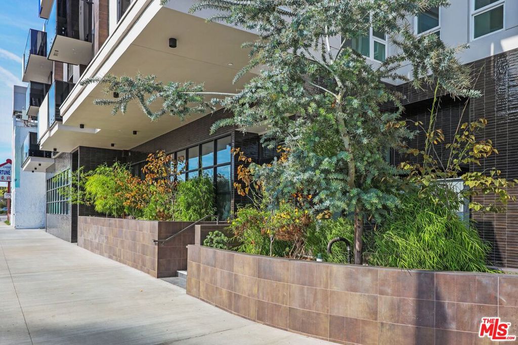 Residential Lease for rent at 951 Ogden 204, Los Angeles, Los Angeles County CA featuring 1 bed and 1 bath