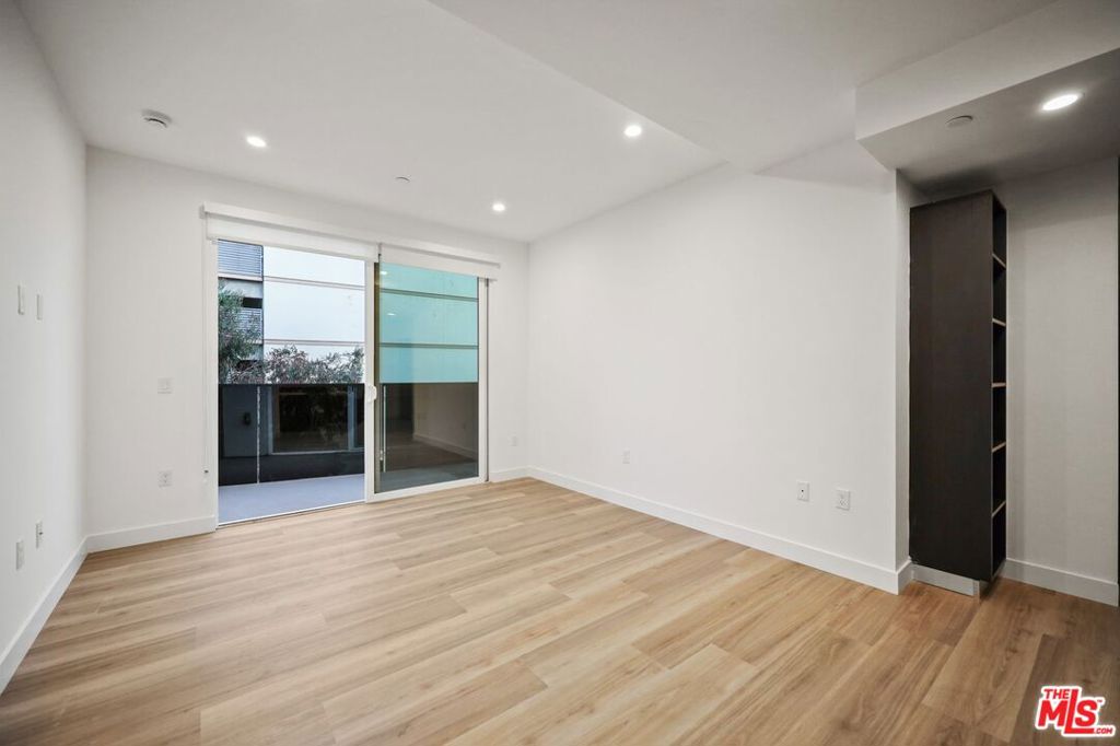 Residential Lease for rent at 951 Ogden 401, Los Angeles, Los Angeles County CA featuring 1 bed and 1 bath