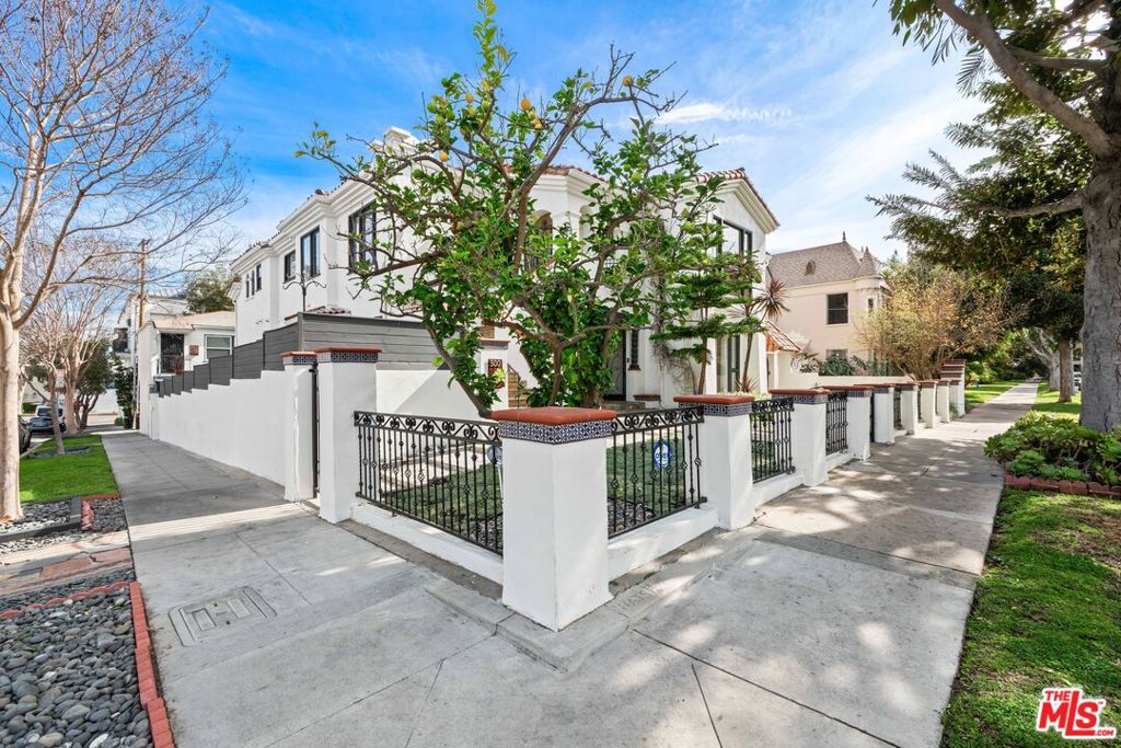 Residential Lease for rent at 502 Smithwood Drive 1/4, Beverly Hills, Los Angeles County CA featuring 1 bed and 1 bath