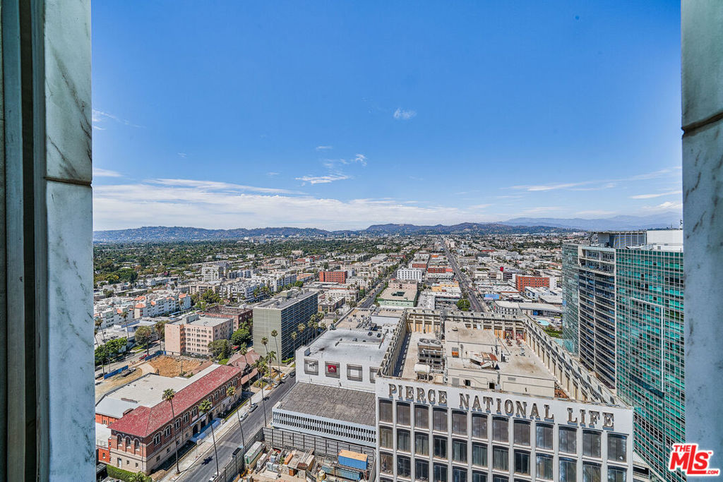Residential Lease for rent at 3810 Wilshire Boulevard 2102, Los Angeles, Los Angeles County CA featuring 1 bed and 1 bath