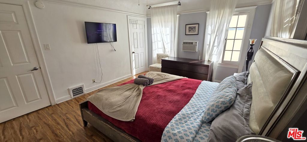 Residential Lease for rent at 137 S Rexford Drive, Beverly Hills, Los Angeles County CA featuring 3 beds and 3 baths