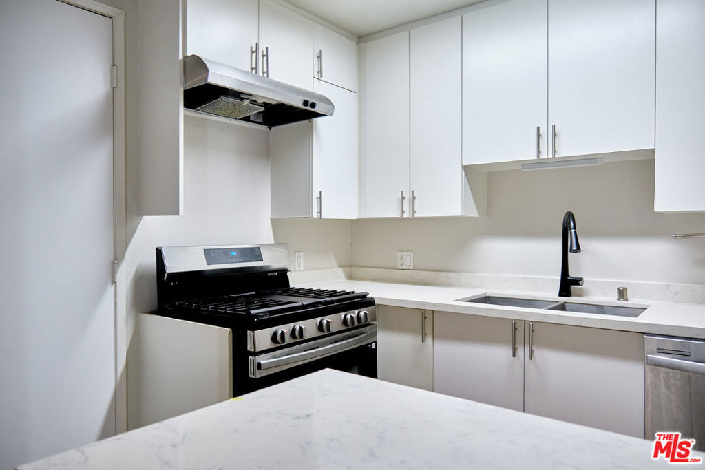 Residential Lease for rent at 1242 9th 2A, Santa Monica CA featuring 2 beds and 2 baths