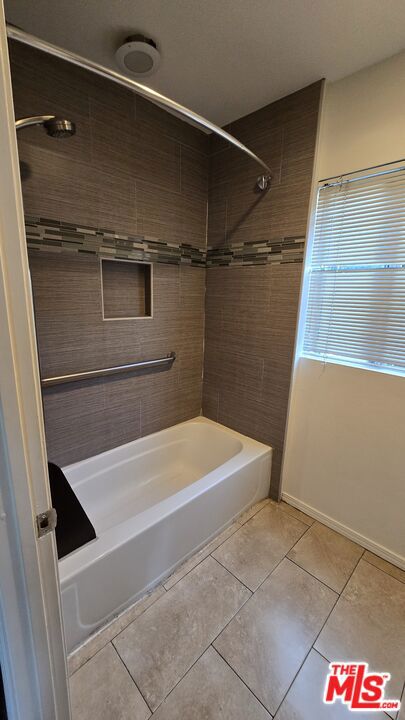 Residential Lease for rent at 2773 W 8th Street, Los Angeles, Los Angeles County CA featuring 2 beds and 1 bath