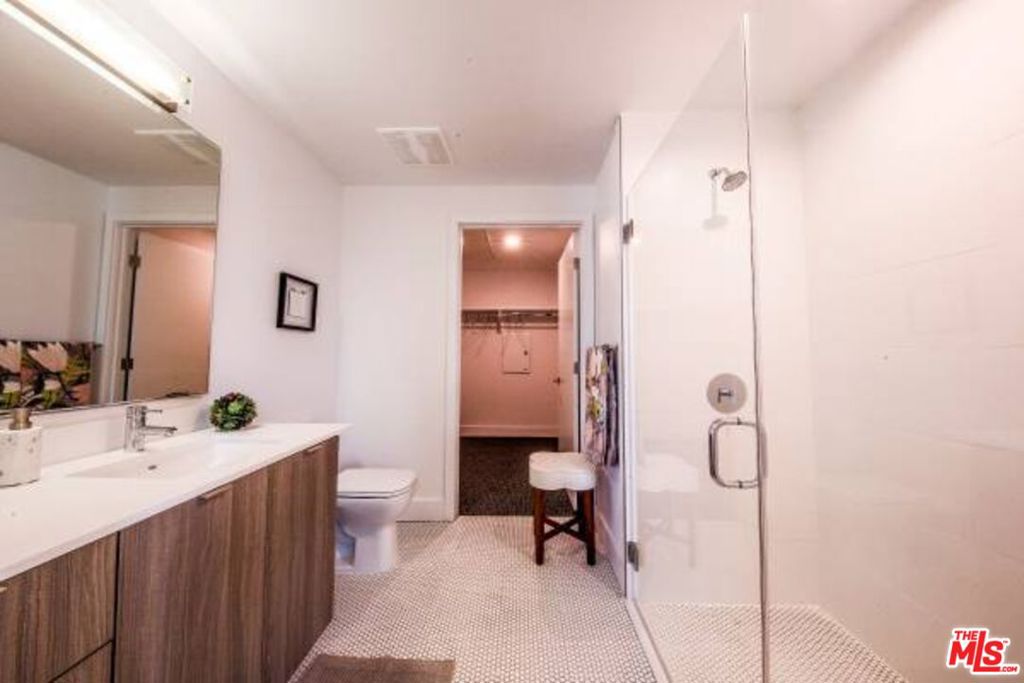 Residential Lease for rent at 4091 Redwood Avenue 207, Los Angeles, Los Angeles County CA featuring 2 beds and 2 baths