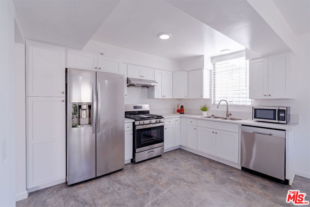 Residential Lease for rent at 1017 S BEDFORD Street 2, Los Angeles, Los Angeles County CA featuring 3 beds and 2 baths