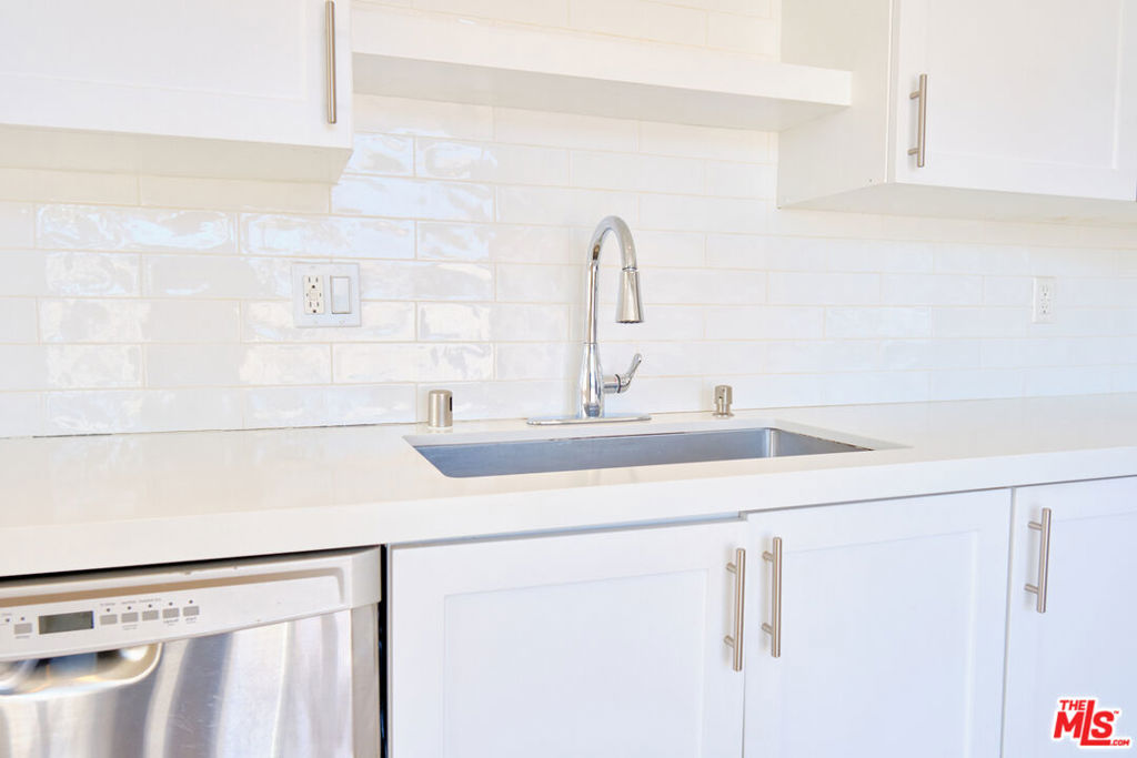 Residential Lease for rent at 842 11th St 6, Santa Monica, Los Angeles County CA featuring 2 beds and 2 baths