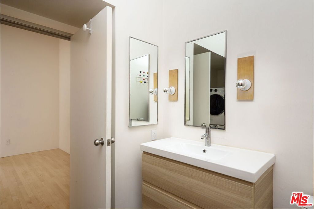 Residential Lease for rent at 420 S San Pedro Street 210, Los Angeles, Los Angeles County CA featuring 1 bed and 1 bath