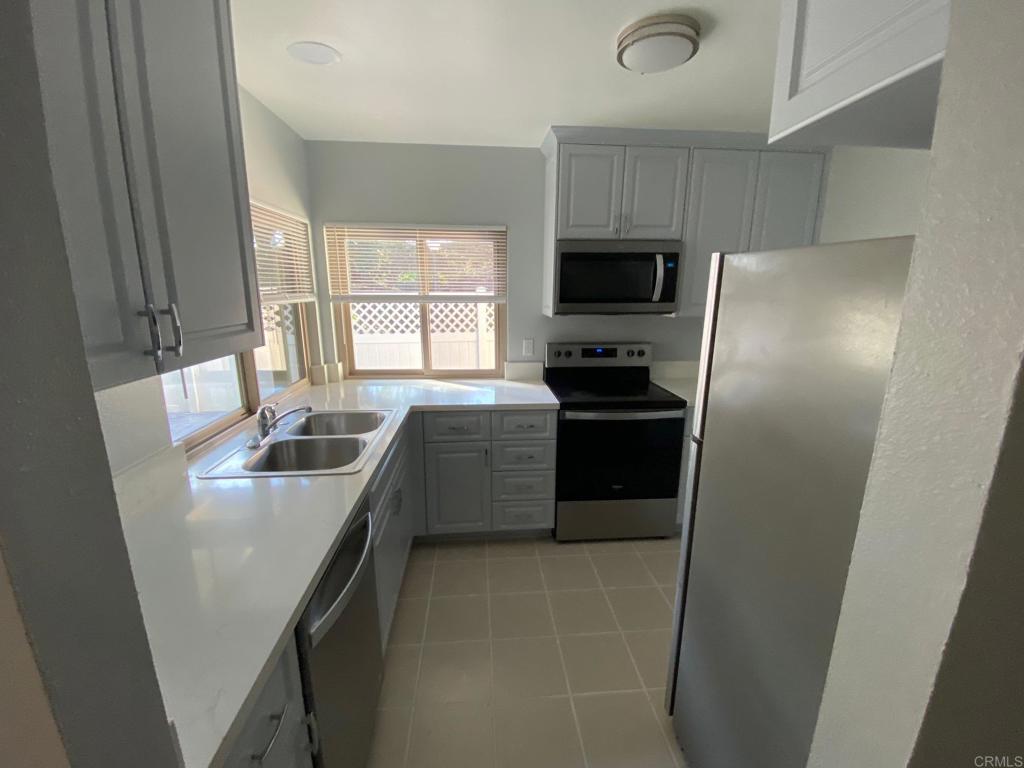 Residential Lease for rent at 267 Parkside, Escondido CA featuring 3 beds and 2 baths