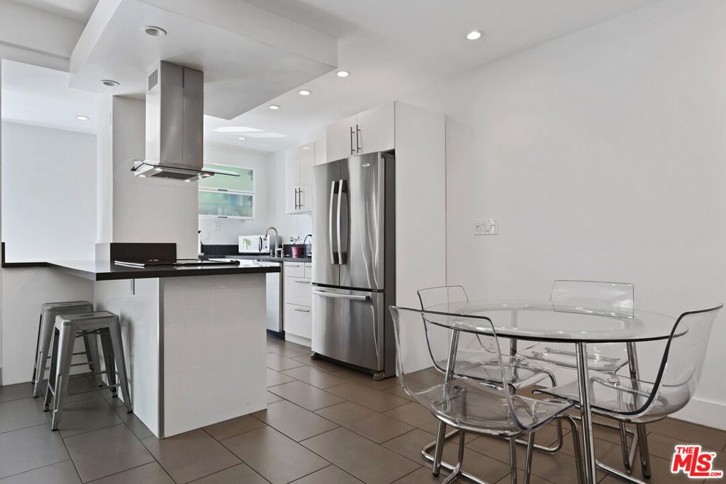 Residential Lease for rent at 7250 Franklin Avenue 414, Los Angeles, Los Angeles County CA featuring 2 beds and 2 baths