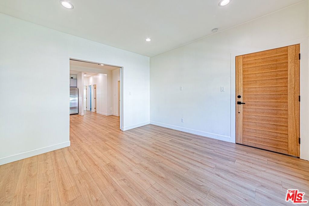 Residential Lease for rent at 1268 S Citrus Avenue, Los Angeles, Los Angeles County CA featuring 1 bed and 1 bath