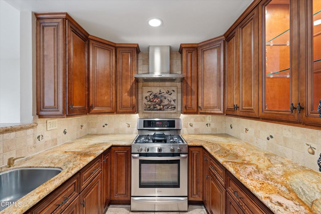 Residential Lease for rent at 508 Glenwood Road 105, Glendale, Los Angeles County CA featuring 3 beds and 2 baths