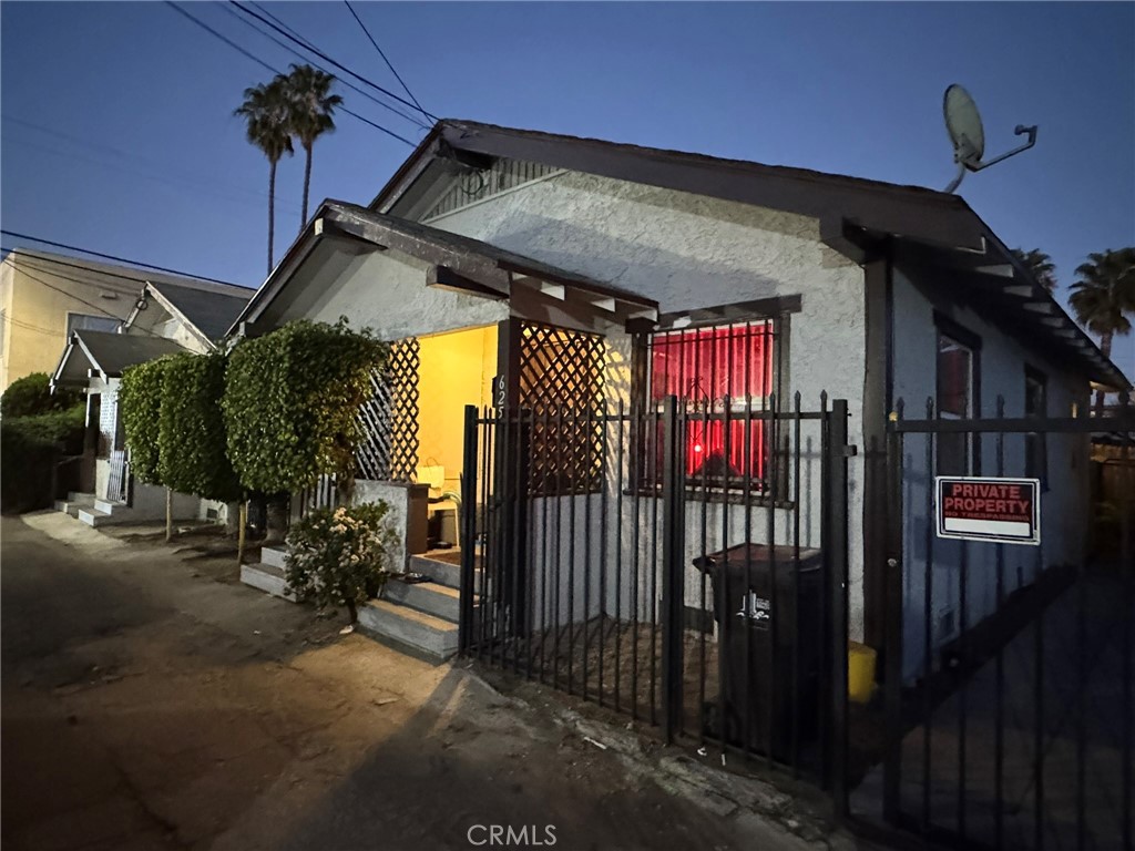 Residential Lease for rent at 625 E 6th, Long Beach CA featuring 1 bed and 1 bath