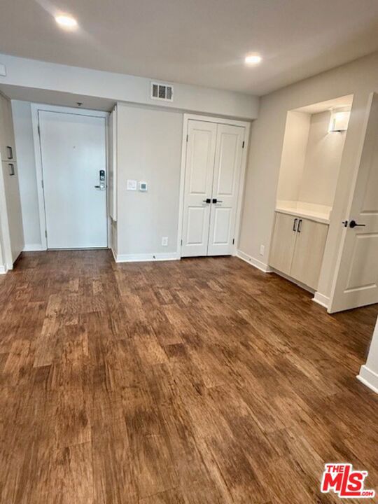 Residential Lease for rent at 7660 Beverly Boulevard 324, Los Angeles, Los Angeles County CA featuring 2 beds and 2 baths