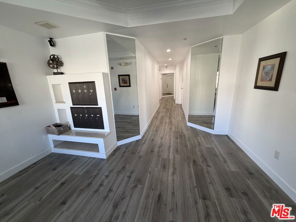 Residential Lease for rent at 1247 Barry Avenue 401, Los Angeles, Los Angeles County CA featuring 2 beds and 3 baths