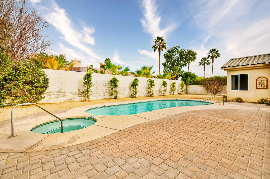 Residential Lease for rent at 6 Queens Court, Rancho Mirage CA featuring 4 beds and 4 baths