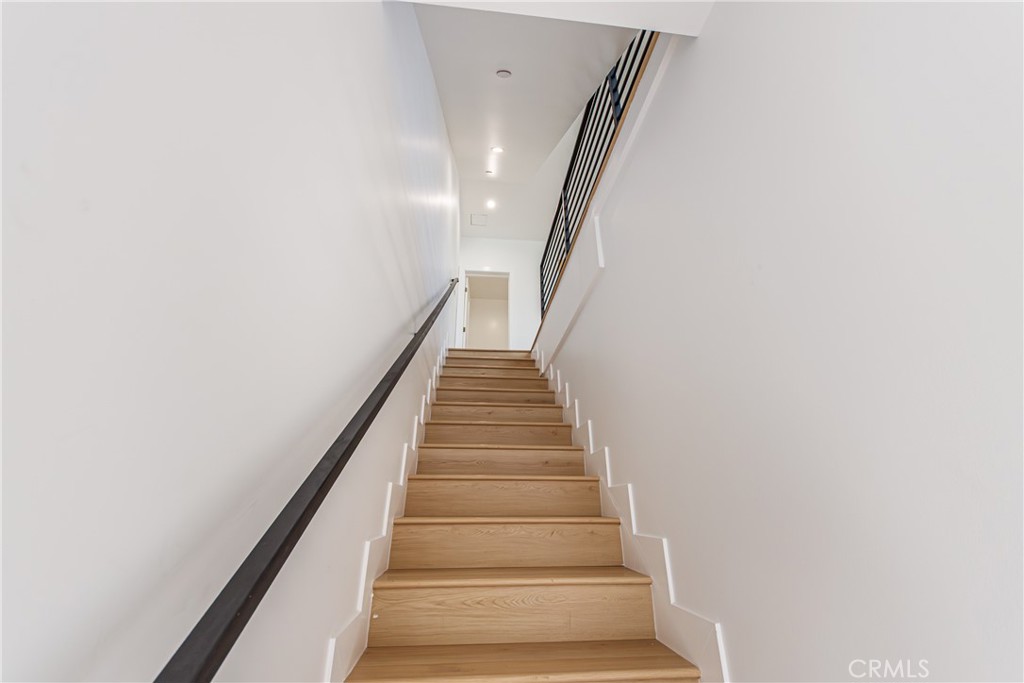 Residential Lease for rent at 5209 W 20th Street B, Los Angeles, Los Angeles County CA featuring 4 beds and 5 baths