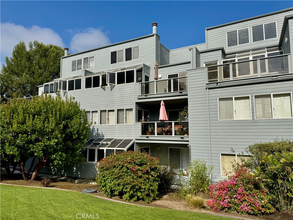 Residential Lease for rent at 240 The 108, Redondo Beach CA featuring 1 bed and 1 bath