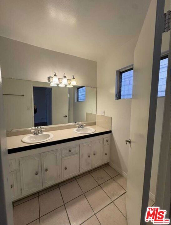 Residential Lease for rent at 8365 Gregory Way B, Beverly Hills, Los Angeles County CA featuring 3 beds and 2 baths