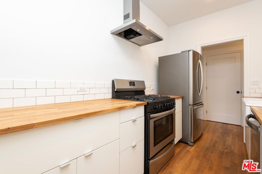 Residential Lease for rent at 900 S Orange Grove Avenue 103, Los Angeles, Los Angeles County CA featuring 1 bed and 1 bath