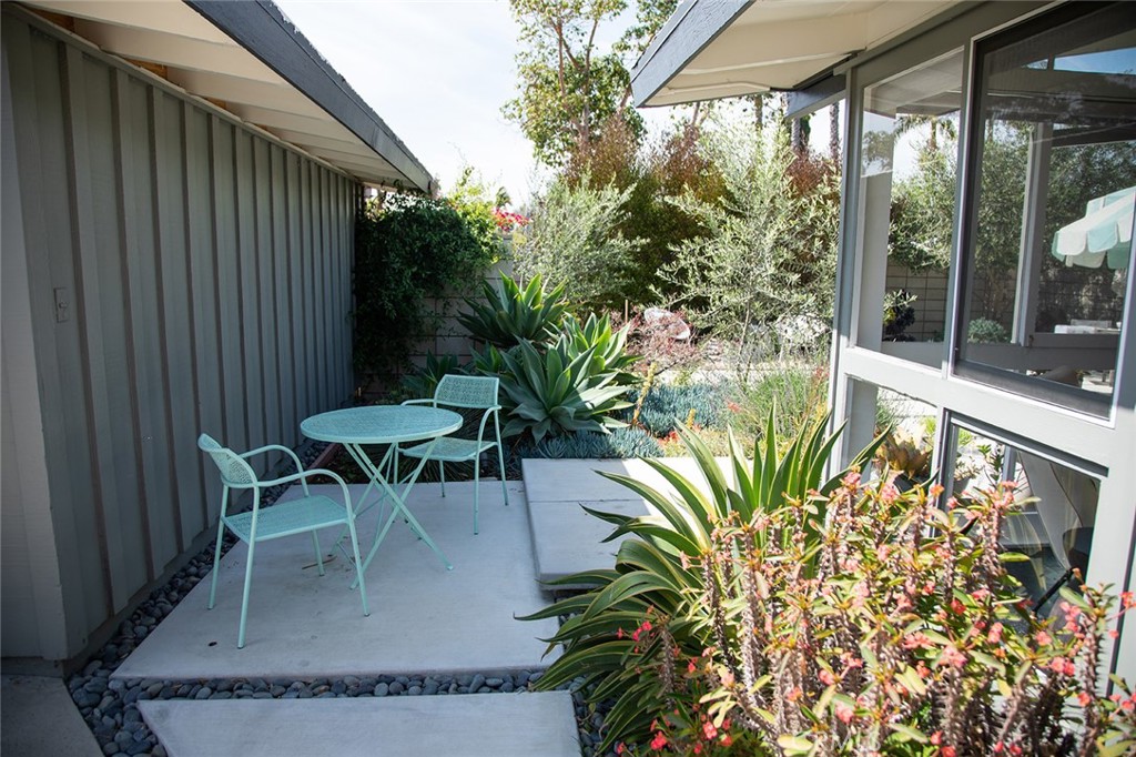 Residential Lease for rent at 3168 Stevely Avenue, Long Beach, Los Angeles County CA featuring 2 beds and 2 baths