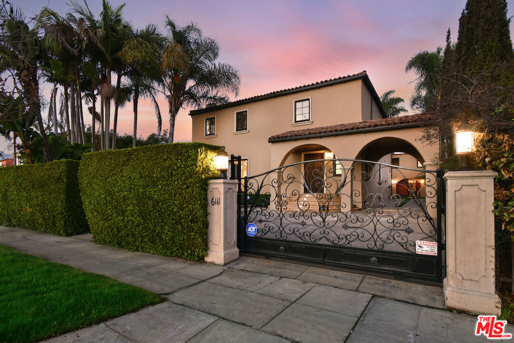 Residential Lease for rent at 6111 San Vicente Boulevard, Los Angeles, Los Angeles County CA featuring 3 beds and 5 baths