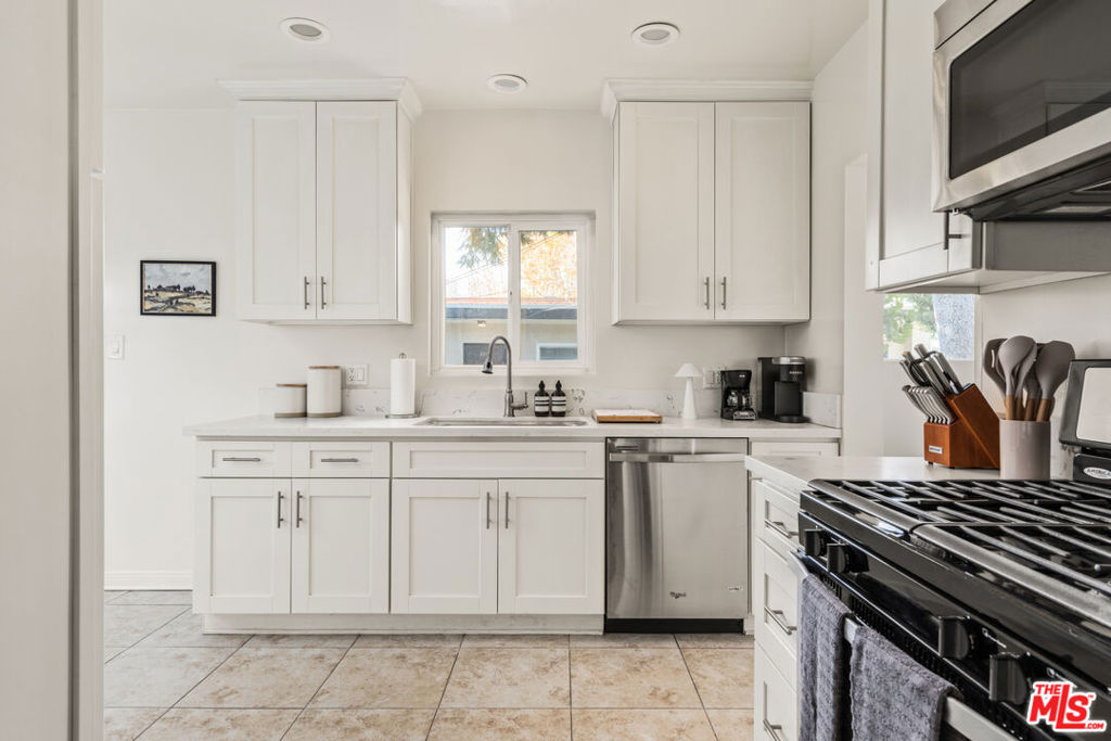 Residential Lease for rent at 329 S Reeves Drive, Beverly Hills, Los Angeles County CA featuring 2 beds and 2 baths