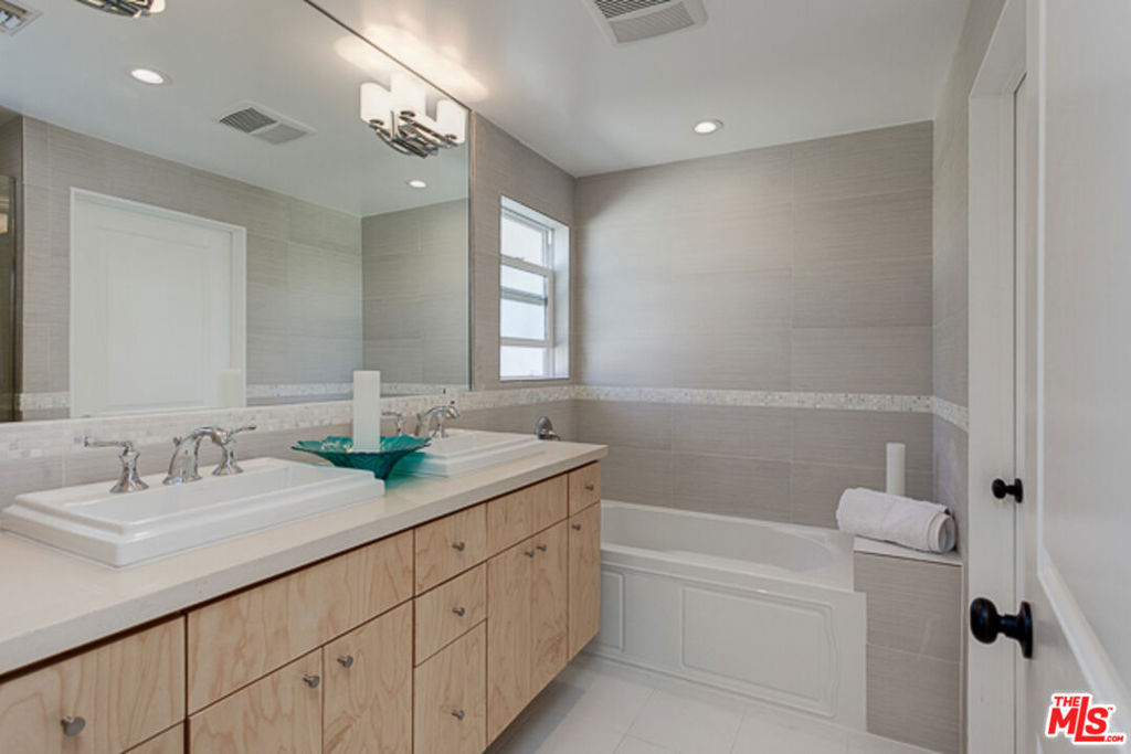 Residential Lease for rent at 831 S CURSON Avenue, Los Angeles, Los Angeles County CA featuring 3 beds and 3 baths