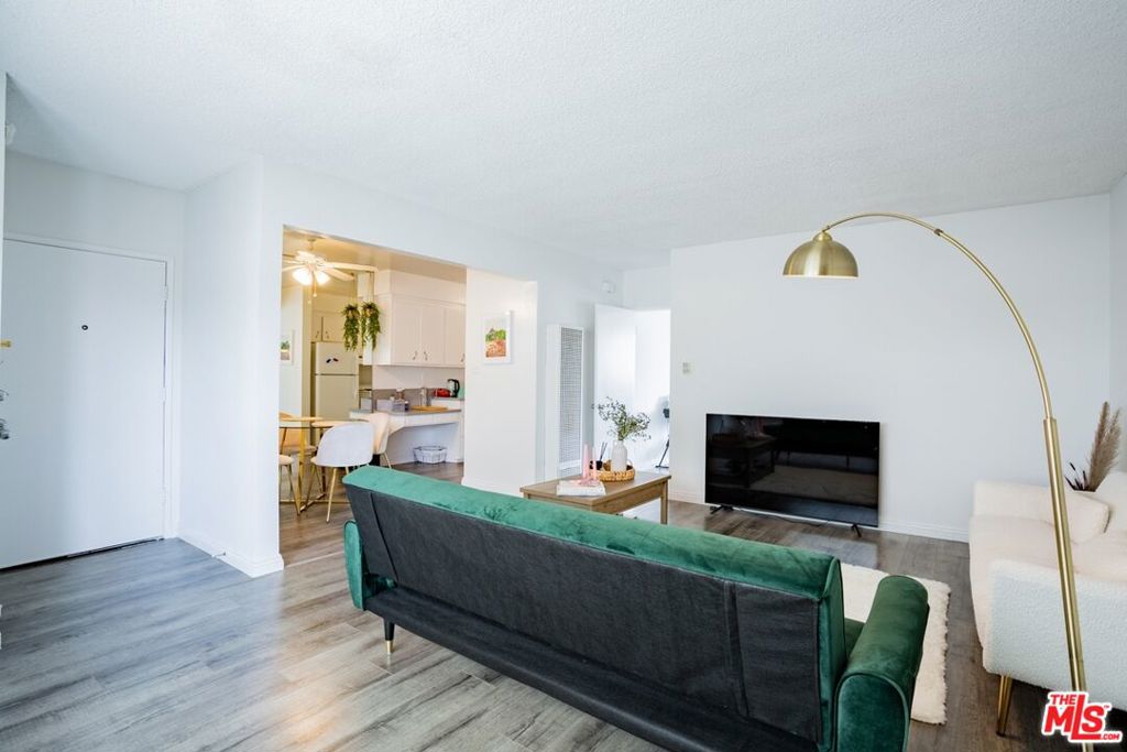 Residential Lease for rent at 1449 Butler Avenue unit 4, Los Angeles, Los Angeles County CA featuring 1 bed and 1 bath