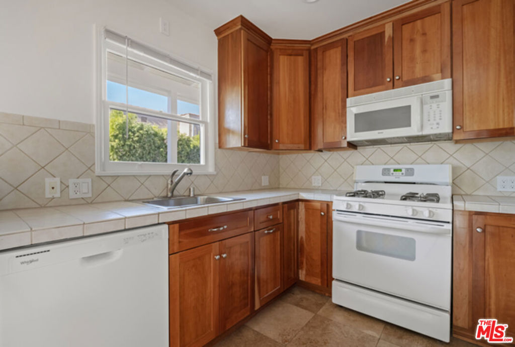 Residential Lease for rent at 1009 S Bedford Street, Los Angeles, Los Angeles County CA featuring 1 bed and 1 bath