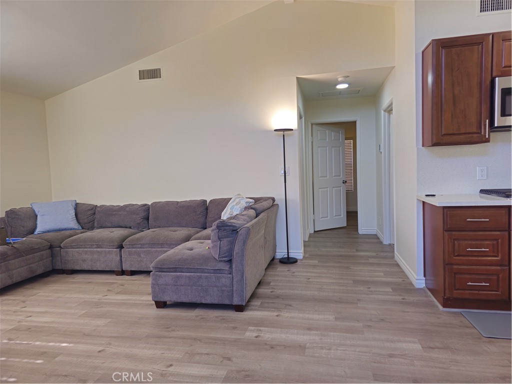 Residential Lease for rent at 1111 Fairview, La Canada Flintridge CA featuring 2 beds and 1 bath