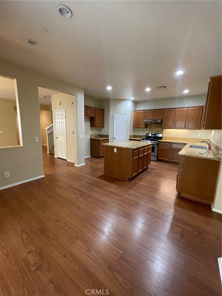 Residential Lease for rent at 8161 Garden Gate, Chino CA featuring 3 beds and 3 baths