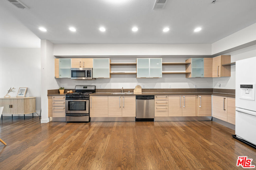 Residential Lease for rent at 1234 Wilshire Boulevard 419, Los Angeles, Los Angeles County CA featuring 1 bed and 1 bath