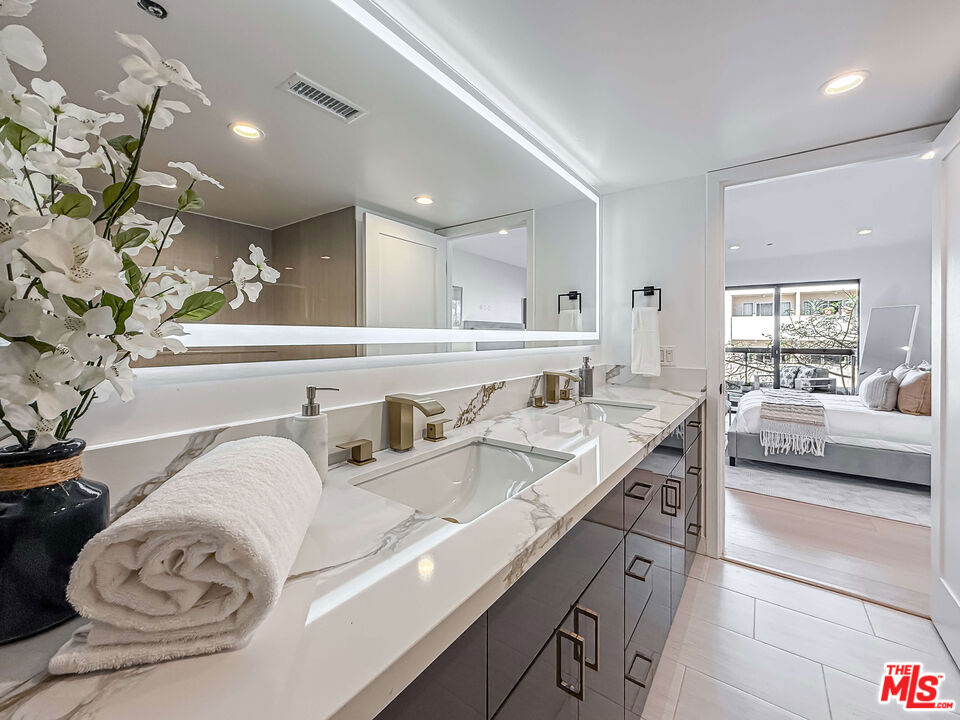 Residential Lease for rent at 1133 5th Street 301, Santa Monica, Los Angeles County CA featuring 2 beds and 3 baths