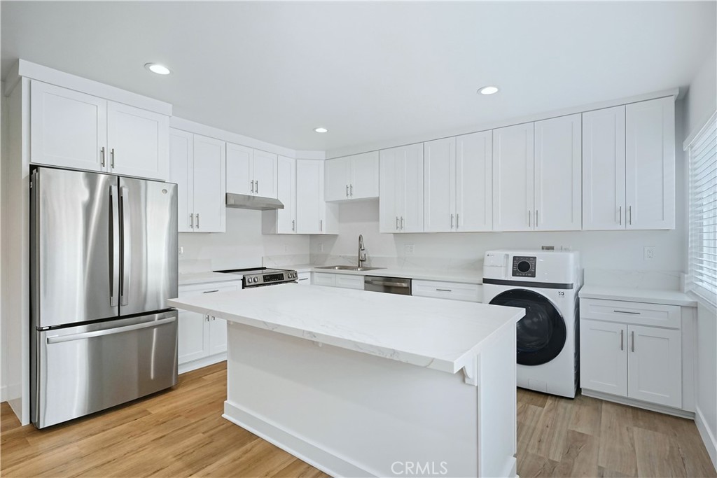 Residential Lease for rent at 144 11th E, Seal Beach CA featuring 2 beds and 1 bath