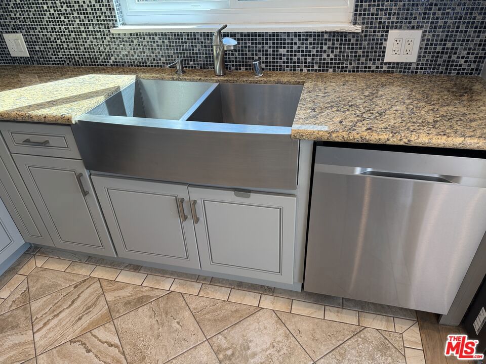 Residential Lease for rent at 1255 Princeton Street 206, Santa Monica, Los Angeles County CA featuring 2 beds and 2 baths