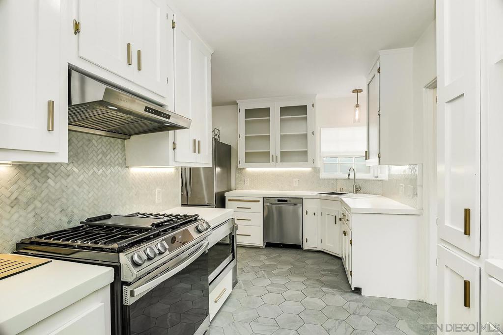 Residential Lease for rent at 4673 Monroe Ave, San Diego, San Diego County CA featuring 3 beds and 2 baths