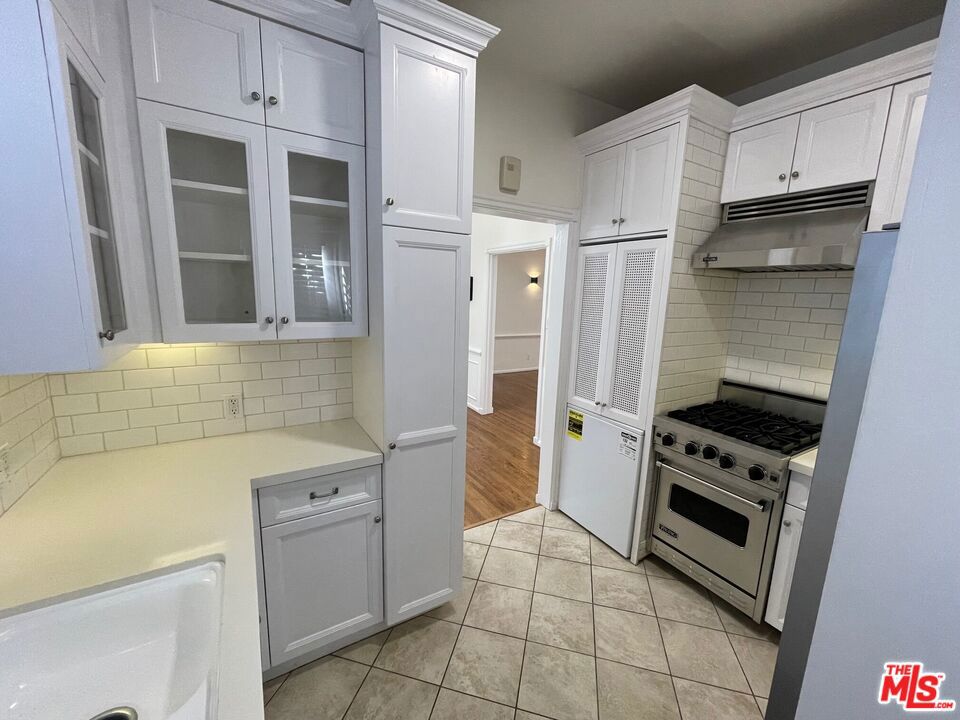 Residential Lease for rent at 9836 Charleville Boulevard, Beverly Hills, Los Angeles County CA featuring 2 beds and 1 bath