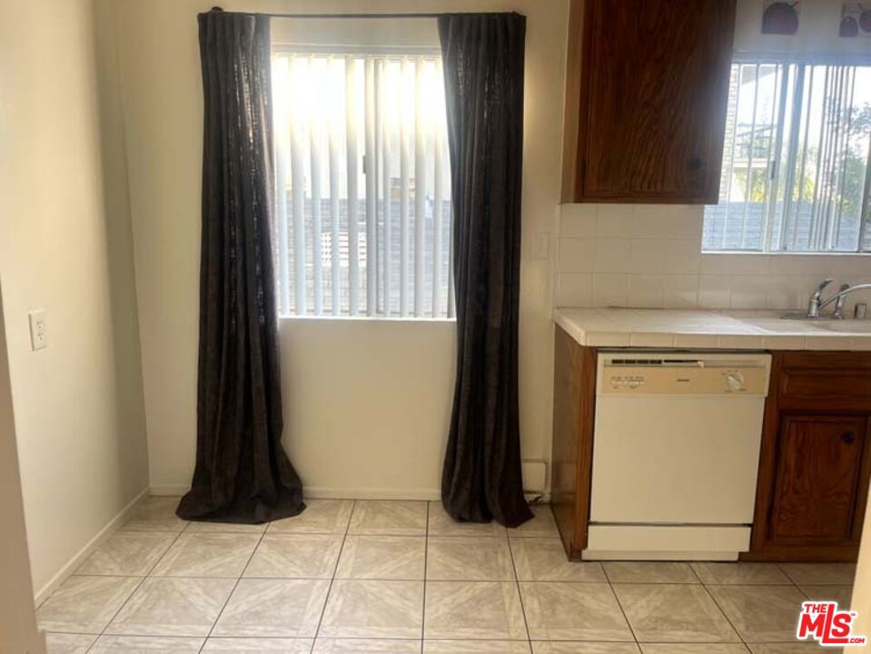 Residential Lease for rent at 1834 Thayer Avenue 5, Los Angeles, Los Angeles County CA featuring 2 beds and 2 baths