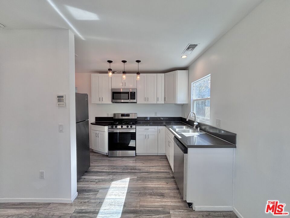 Residential Lease for rent at 3774 S Gramercy Place, Los Angeles, Los Angeles County CA featuring 1 bed and 1 bath