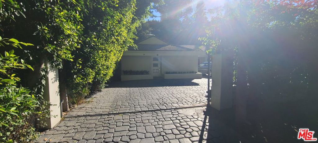 Residential Lease for rent at 1258 1258 A Coldwater Canyon Drive, Beverly Hills CA featuring 1 bed and 1 bath