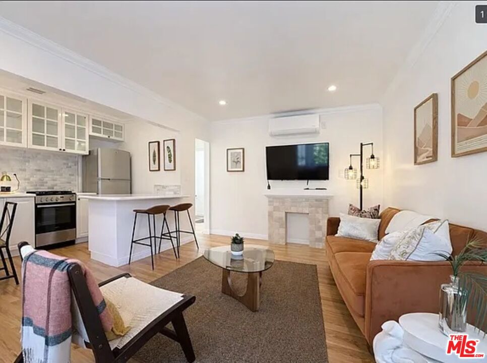 Residential Lease for rent at 1111 21st Street C, Santa Monica, Los Angeles County CA featuring 1 bed and 1 bath