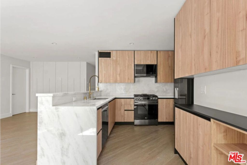 Residential Lease for rent at 1450 S Crescent Heights Boulevard 1/2, Los Angeles, Los Angeles County CA featuring 3 beds and 2 baths