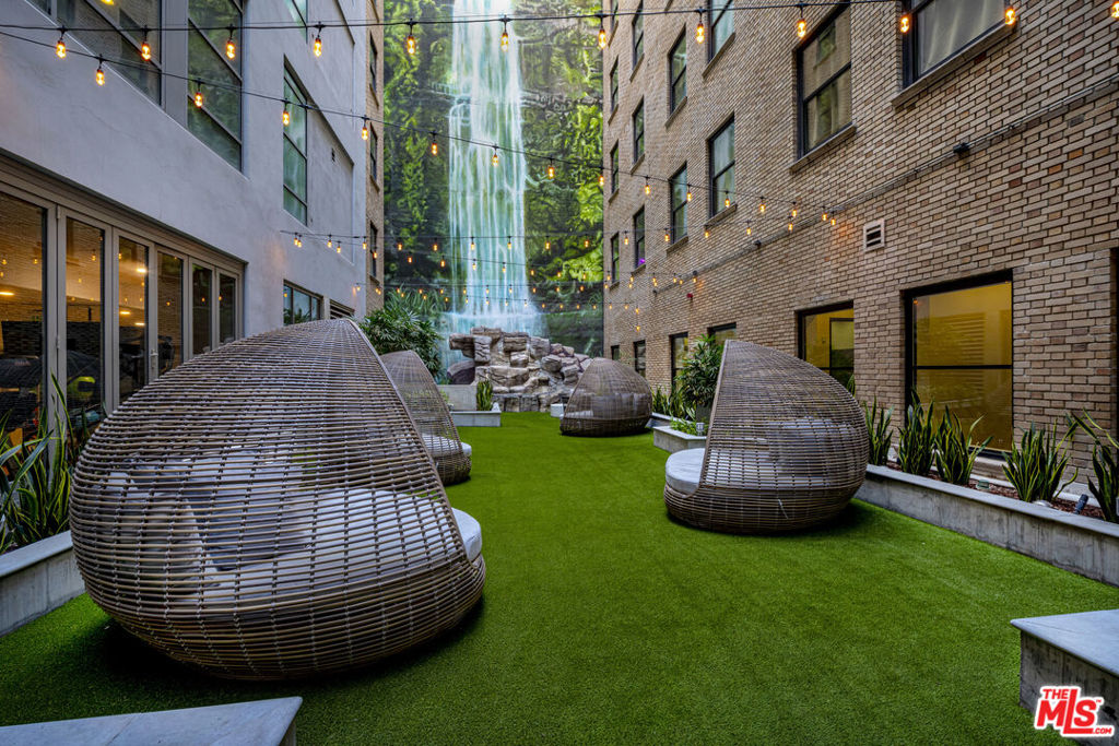 Residential Lease for rent at 727 W 7th Street 616, Los Angeles, Los Angeles County CA featuring 1 bed and 2 baths