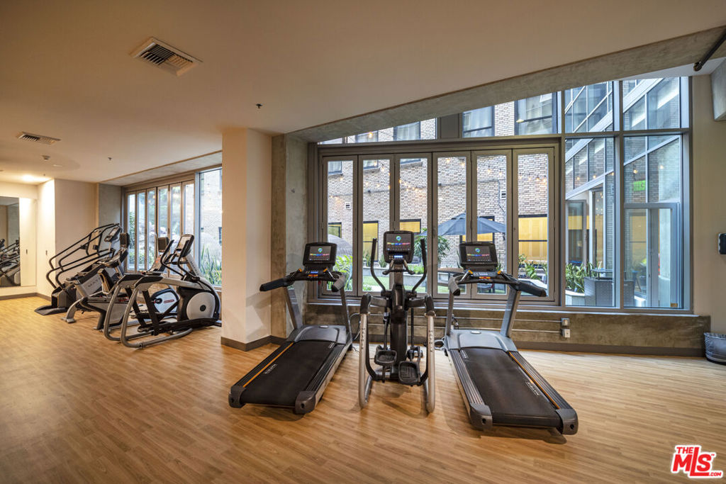 Residential Lease for rent at 727 W 7th Street 1110, Los Angeles, Los Angeles County CA featuring 1 bed and 2 baths