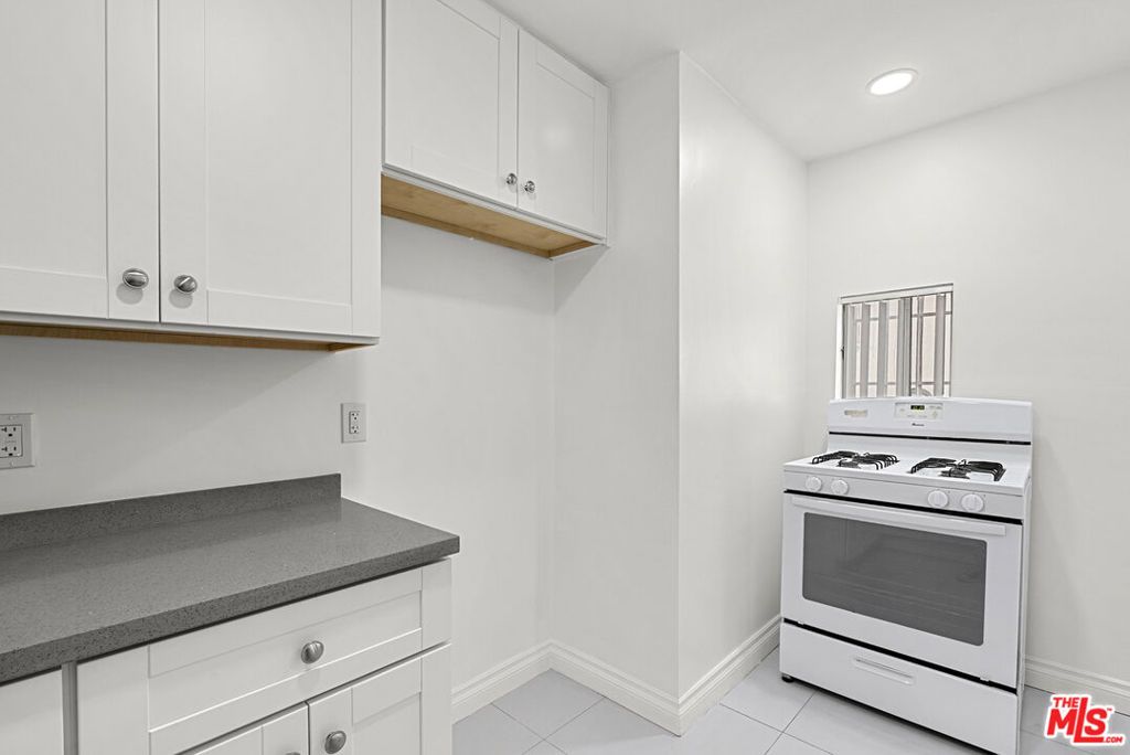 Residential Lease for rent at 1170 1/2 N Bronson Avenue, Los Angeles, Los Angeles County CA featuring 1 bed and 1 bath