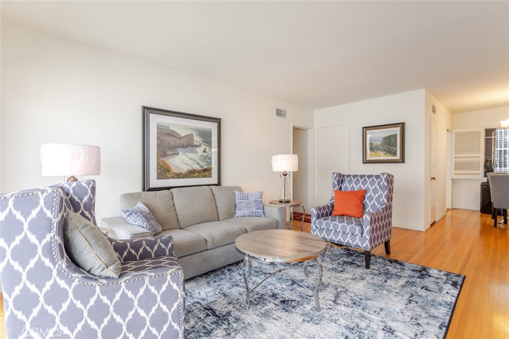 Residential Lease for rent at 204 S Arnaz Drive 6, Beverly Hills, Los Angeles County CA featuring 2 beds and 1 bath