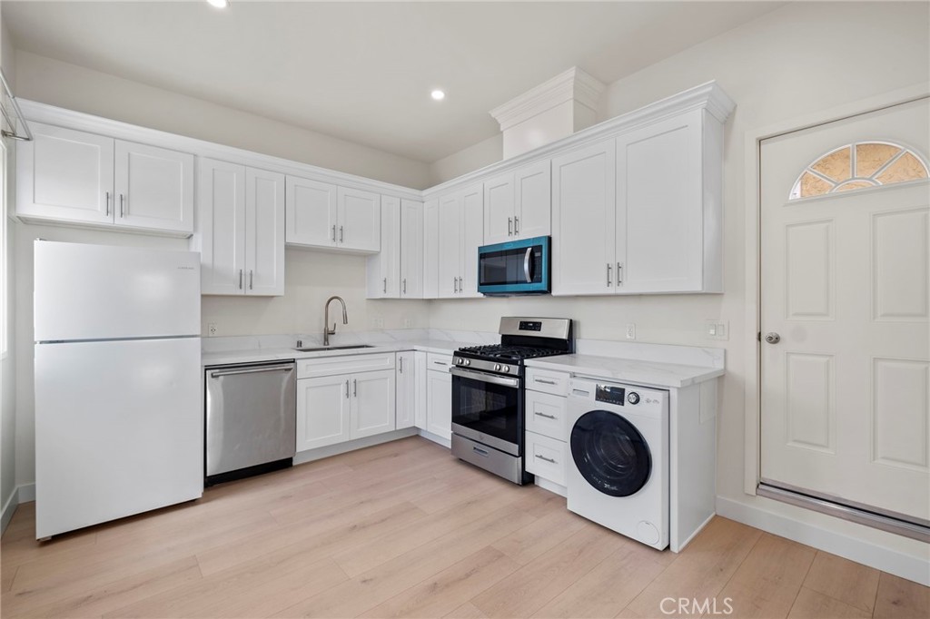 Residential Lease for rent at 3257 W 134th Street A, Hawthorne CA featuring 1 bed and 1 bath