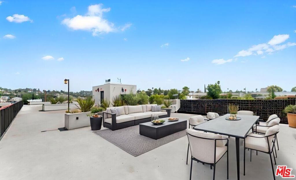 Residential Lease for rent at 3105 Bellevue Avenue 401, Los Angeles, Los Angeles County CA featuring 1 bed and 2 baths