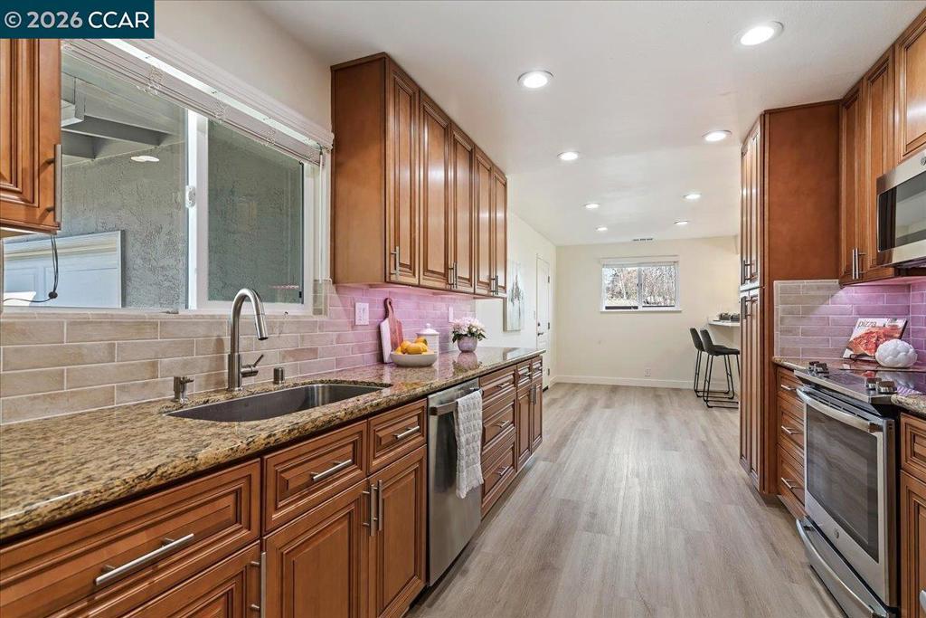 Residential for sale at 407 407 Roanoke Dr, Martinez CA featuring 3 beds and 2 baths