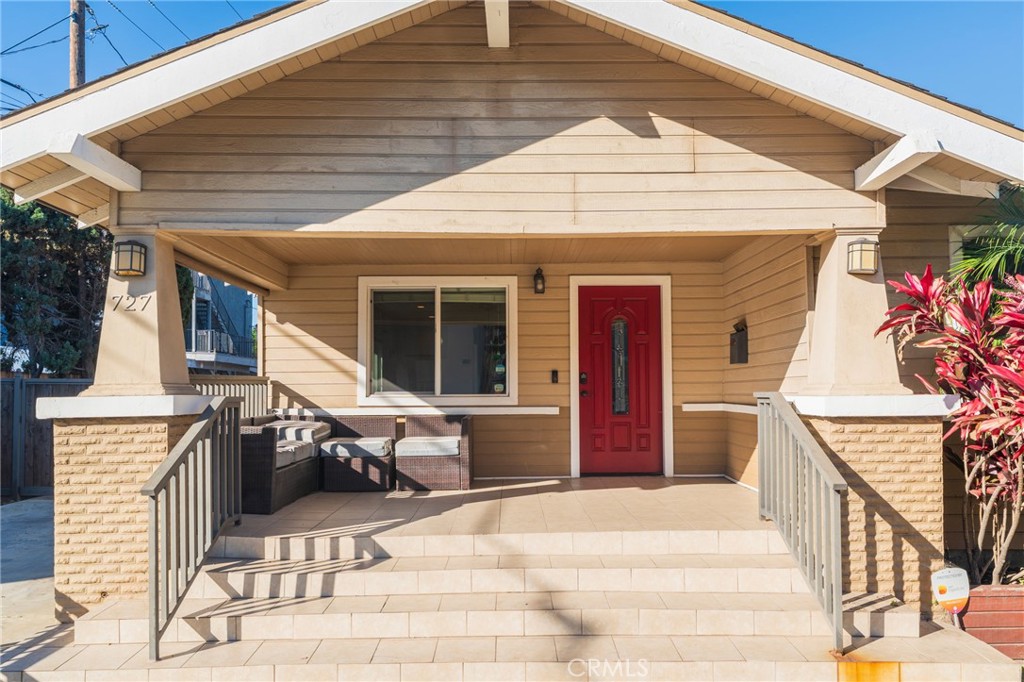 Residential Lease for rent at 727 Gaviota Avenue, Long Beach, Los Angeles County CA featuring 3 beds and 2 baths